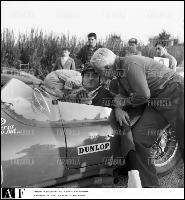 Piero Taruffi e Giorgio Scarlatti al corso di perfezionamento per piloto di Taruffi, Modena, 1959 - Farabola Immagine digitale
