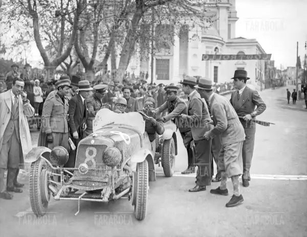 Piero Taruffi e Guerino Bertocchi su Maserati 4CS 1100 a Roma, Mille Miglia, 1934 - Farabola Immagine digitale