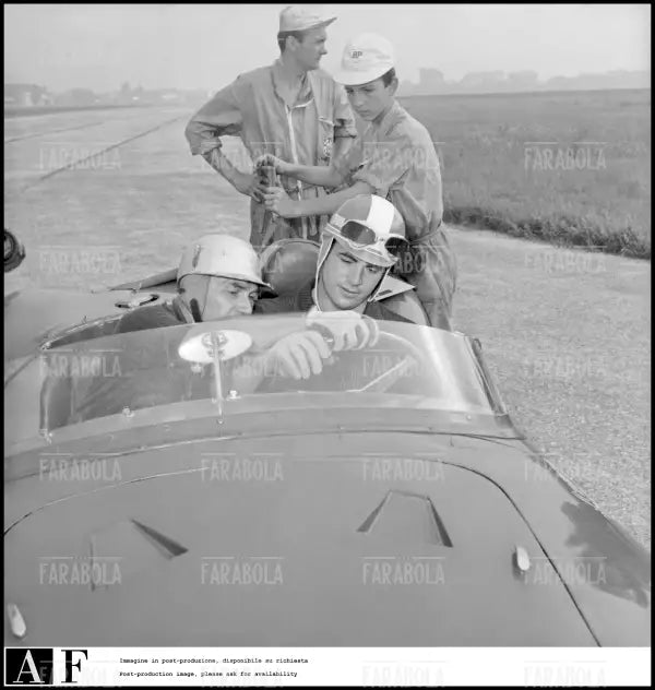 Piero Taruffi e Maurizio Arena su una Maserati, 1960 - Farabola Immagine digitale