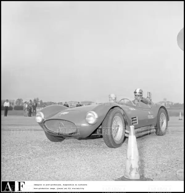 Piero Taruffi e Maurizio Arena su una Maserati, 1960 - Farabola Immagine digitale