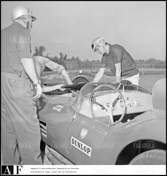 Piero Taruffi e Maurizio Arena su una Maserati, 1960 - Farabola Immagine digitale