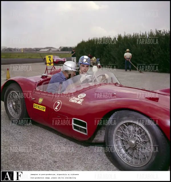 Piero Taruffi e Maurizio Arena su una Maserati, 1960 - Farabola Immagine digitale