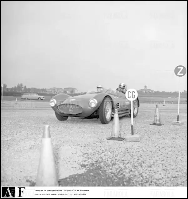 Piero Taruffi e Maurizio Arena su una Maserati, 1960 - Farabola Immagine digitale