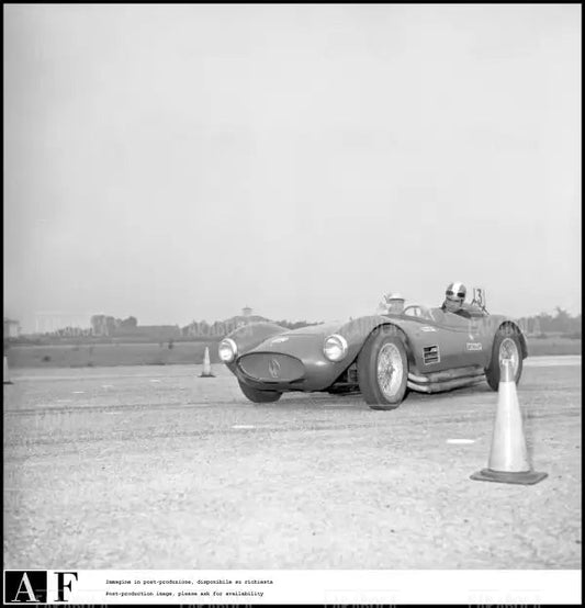 Piero Taruffi e Maurizio Arena su una Maserati, 1960 - Farabola Immagine digitale