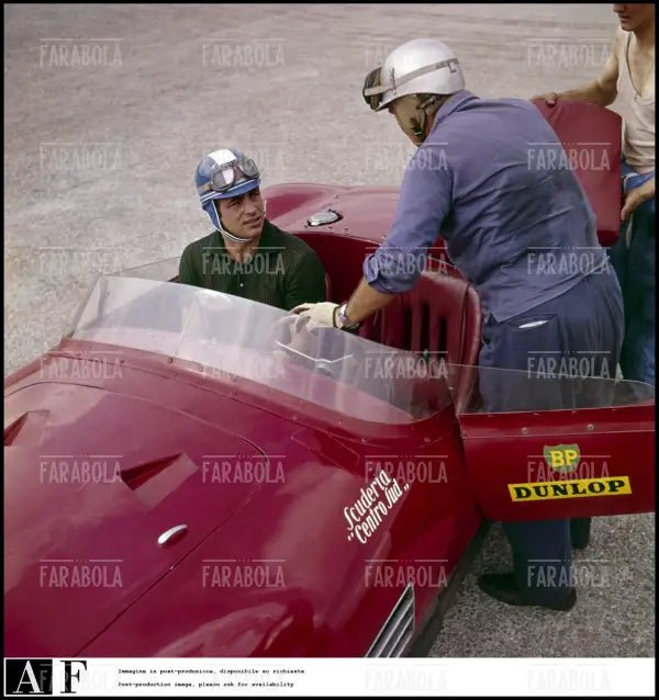 Piero Taruffi e Maurizio Arena su una Maserati, 1960 - Farabola Immagine digitale