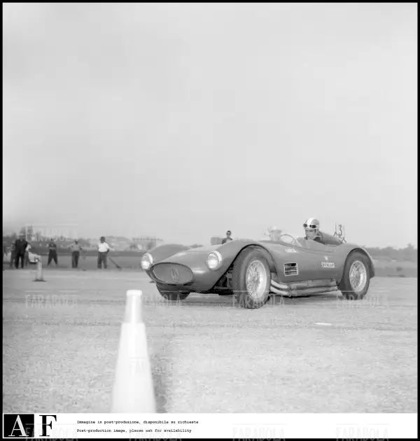 Piero Taruffi e Maurizio Arena su una Maserati, 1960 - Farabola Immagine digitale