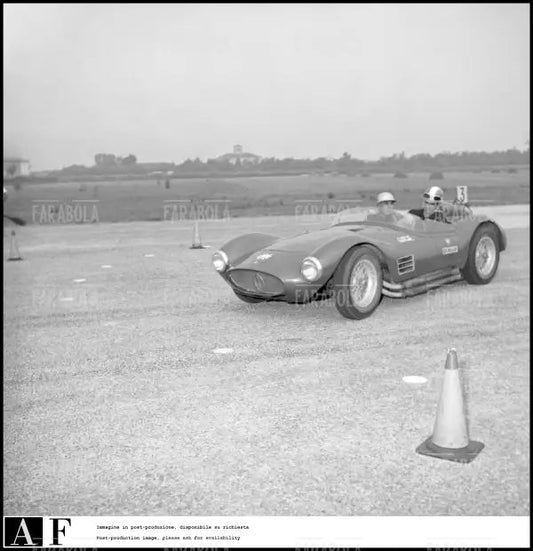 Piero Taruffi e Maurizio Arena su una Maserati, 1960 - Farabola Immagine digitale
