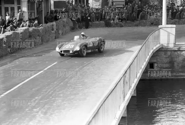 Piero Taruffi su Ferrari 118 LM, Mille Miglia, 1955 - Farabola Immagine digitale