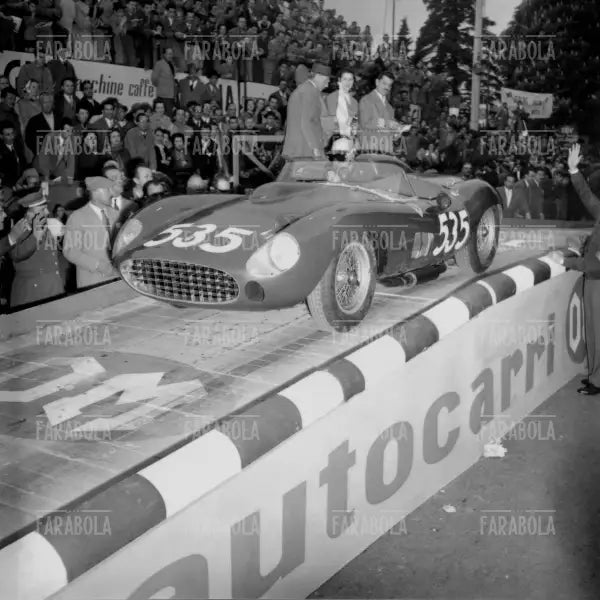 Piero Taruffi su Ferrari 315 S, Mille Miglia, 1957 - Farabola Immagine digitale