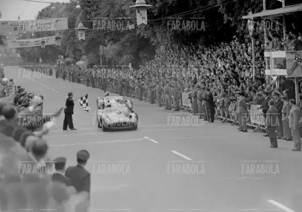 Piero Taruffi su Ferrari 315 S, Mille Miglia, 1957 - Farabola Immagine digitale