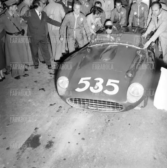 Piero Taruffi su Ferrari 315 S, Mille Miglia, 1957 - Farabola Immagine digitale