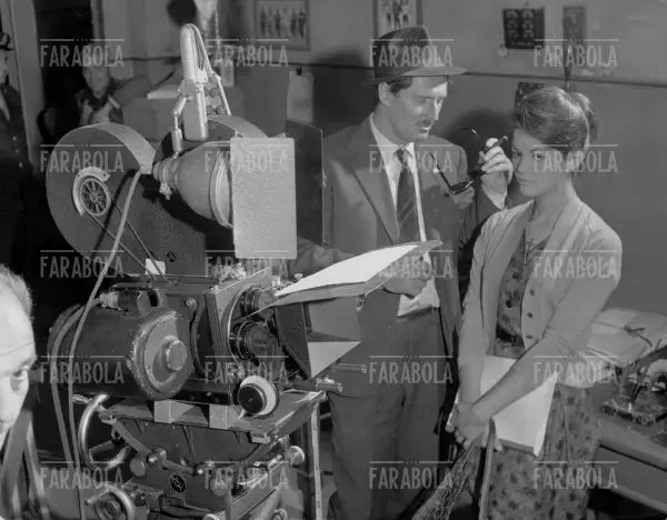 Pietro Germi e Claudia Cardinale sul set del film Un maledetto imbroglio, 1959 - Farabola Immagine digitale