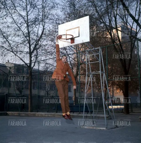 Pippo Baudo gioca a basket, Milano, 1968 - Farabola Immagine digitale