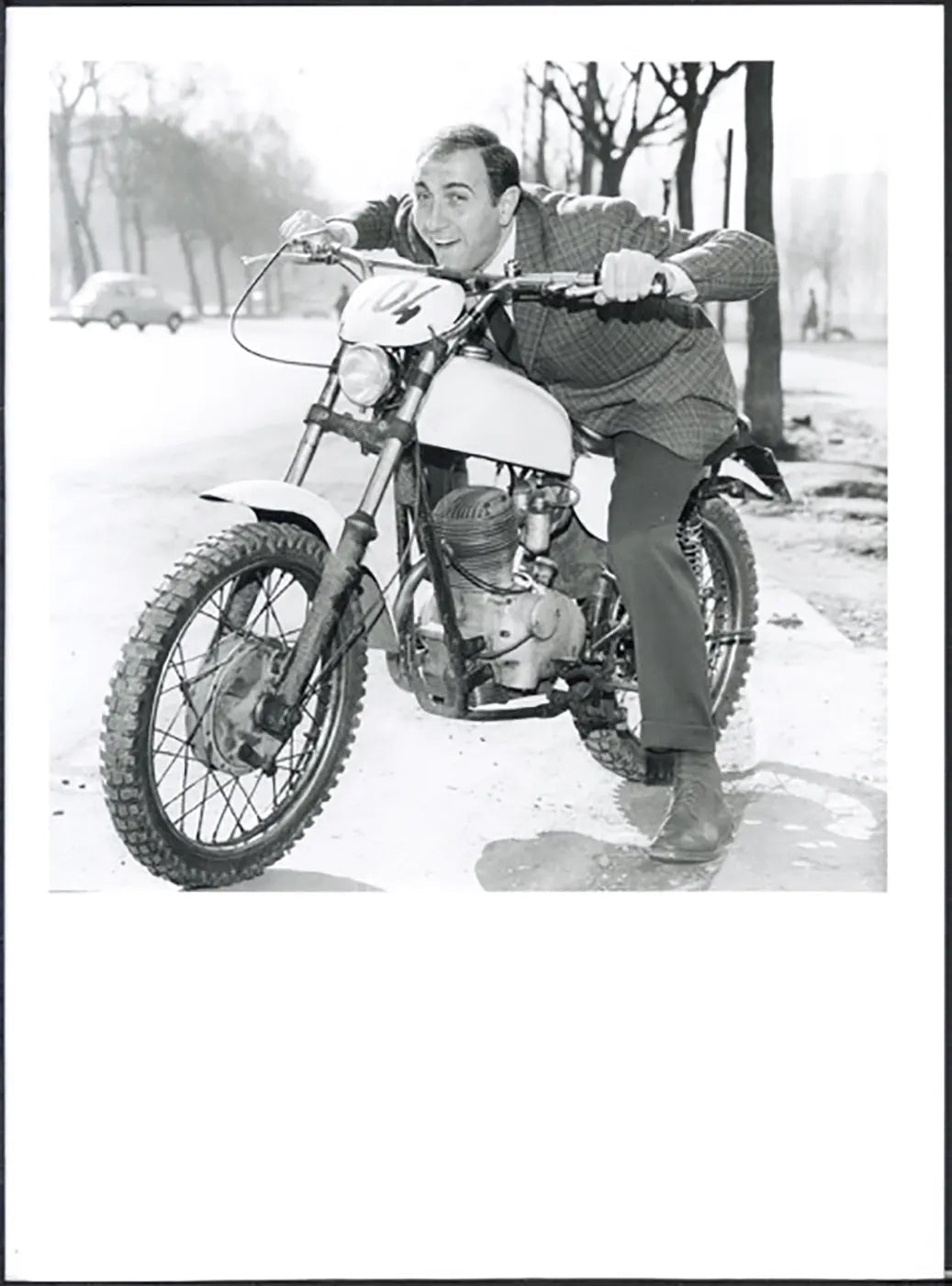 Pippo Baudo su una moto anni 60 Ft 38079 - Stampa 24x18 cm - Farabola Stampa ai sali d'argento (anni 90)