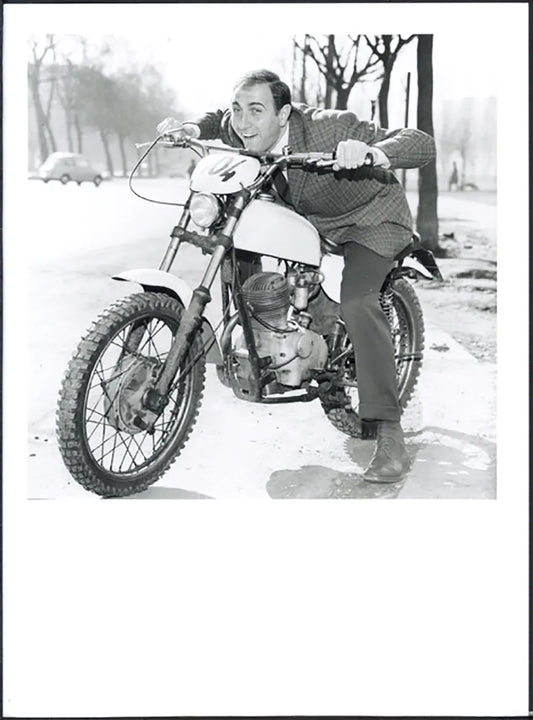 Pippo Baudo su una moto anni 60 Ft 38079 - Stampa 24x18 cm - Farabola Stampa ai sali d'argento (anni 90)