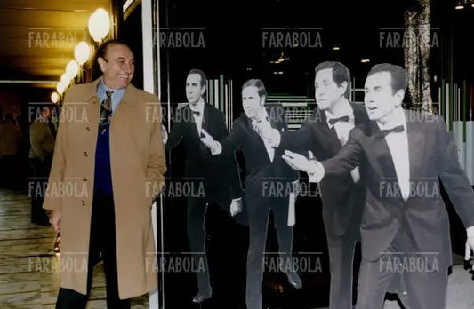 Pippo Baudo vicino a cartonati dei più grandi presentatori, 1999 - Farabola Immagine digitale