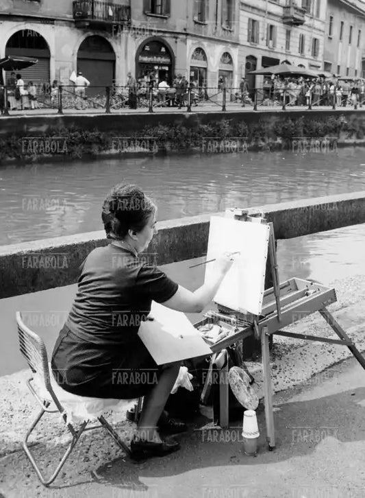 Pittrice al lavoro in Alzaia Naviglio Pavese, Milano, 1971 - Farabola Immagine digitale