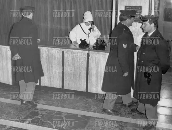 Polizia a difesa della stanza di Claudia Mori in clinica per il parto, 1965 - Farabola Immagine digitale
