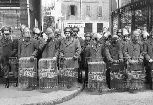 Polizia schierata durante una manifestazione, Milano, anni 70 - Farabola Immagine digitale