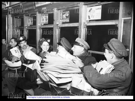 Postini a bordo di un tram a Milano, 1948 - Farabola Immagine digitale