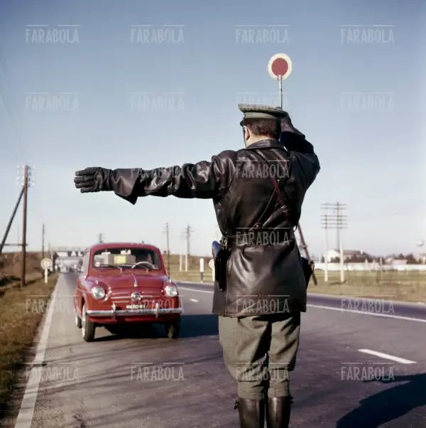 Posto di blocco della Polizia Stradale, Milano, anni 60 - Farabola Immagine digitale