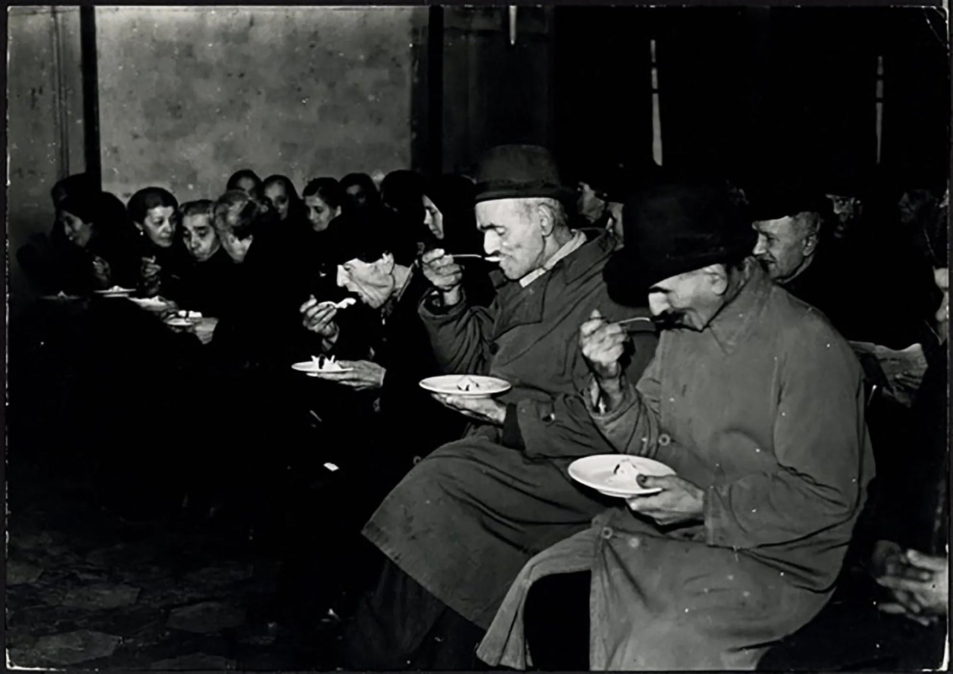 Pranzo dei poveri a Milano 1945 Ft 37459 - Stampa 22x30 cm - Farabola Stampa ai sali d'argento