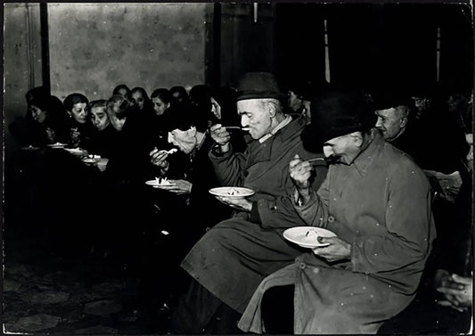 Pranzo dei poveri a Milano 1945 Ft 37459 - Stampa 22x30 cm - Farabola Stampa ai sali d'argento