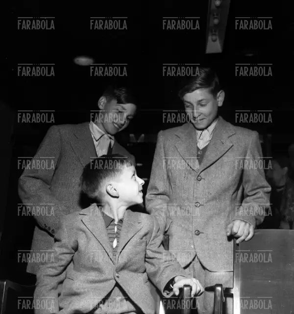 Premiazione di tre bambini alla Rinascente, Milano, 1952 - Farabola Immagine digitale