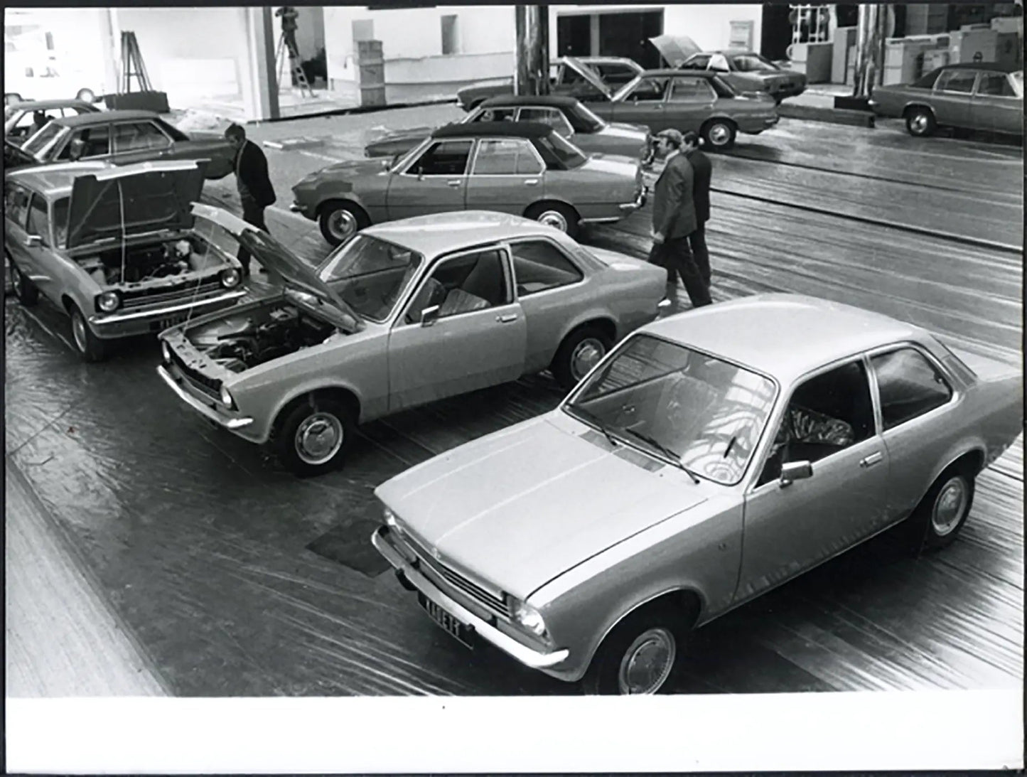 Preparativi Salone Auto Parigi 1974 Ft 36667 - Stampa 24x18 cm - Farabola Stampa ai sali d'argento