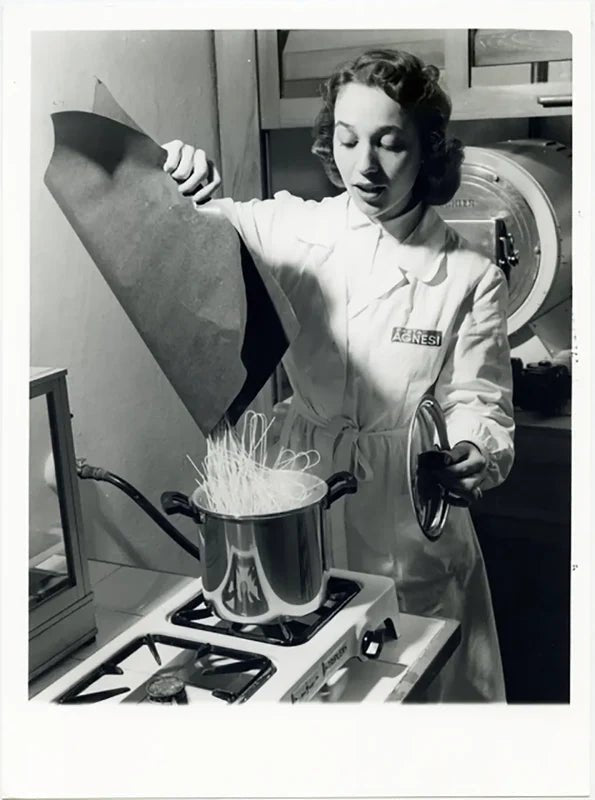 Preparazione della pasta Agnesi 1956 Ft 37247 - Stampa 24x18 cm - Farabola Stampa ai sali d'argento