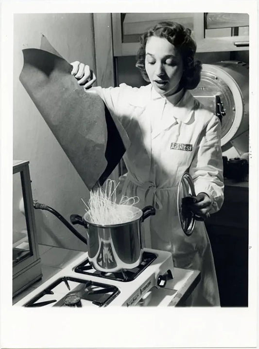 Preparazione della pasta Agnesi 1956 Ft 37247 - Stampa 24x18 cm - Farabola Stampa ai sali d'argento