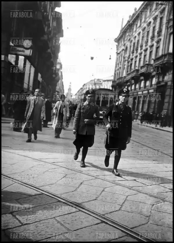 Primi Carabinieri in servizio a Milano, 1945 - Farabola Immagine digitale