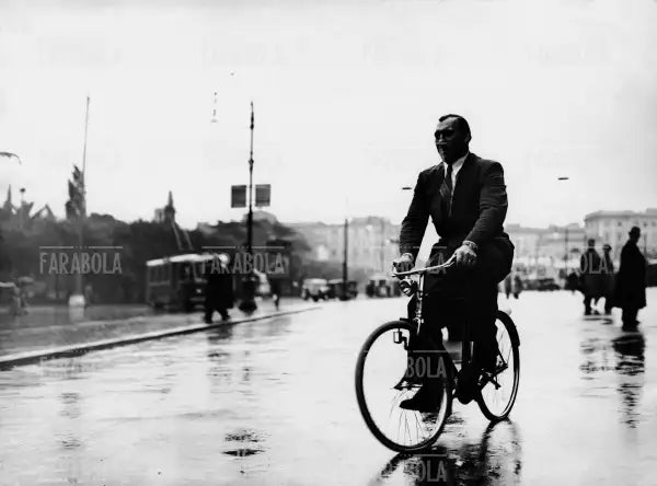 Primo Carnera in bici in Piazza dei Cinquecento, 1939 - Farabola Immagine digitale