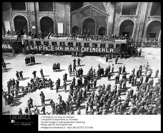 Primo comizio di operai dopo la Liberazione di Milano, 1945 - Farabola Immagine digitale