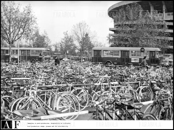 Primo giorno di austerità, parcheggio biciclette a San Siro, Milano, 1973 - Farabola Immagine digitale