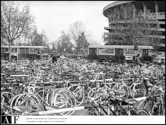 Primo giorno di austerità, parcheggio biciclette a San Siro, Milano, 1973 - Farabola Immagine digitale