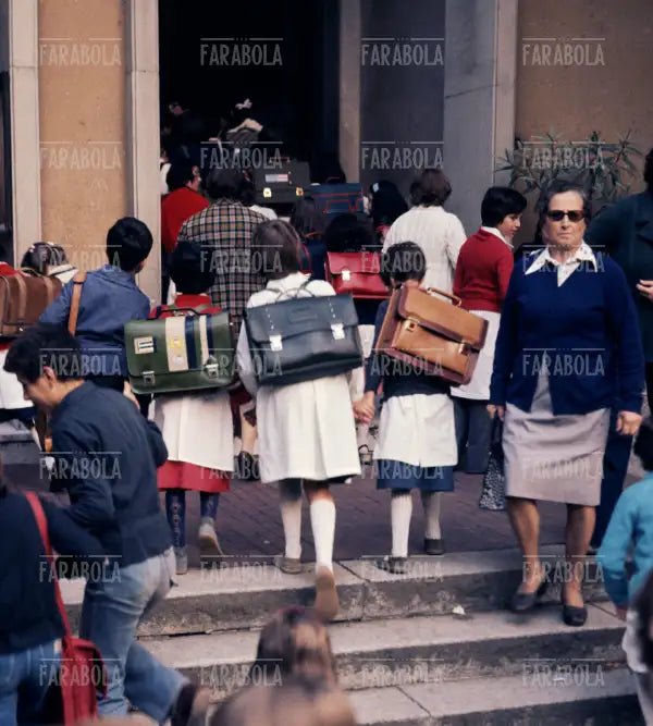 Primo giorno di scuola, Milano, anni 70 - Farabola Immagine digitale