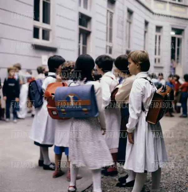 Primo giorno di scuola, Milano, anni 70 - Farabola Immagine digitale