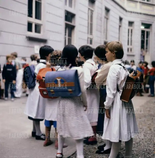 Primo giorno di scuola, Milano, anni 70 - Farabola Immagine digitale