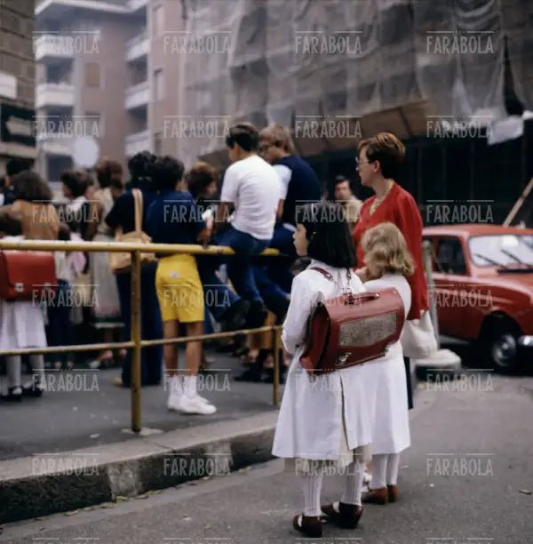 Primo giorno di scuola, Milano, anni 70 - Farabola Immagine digitale