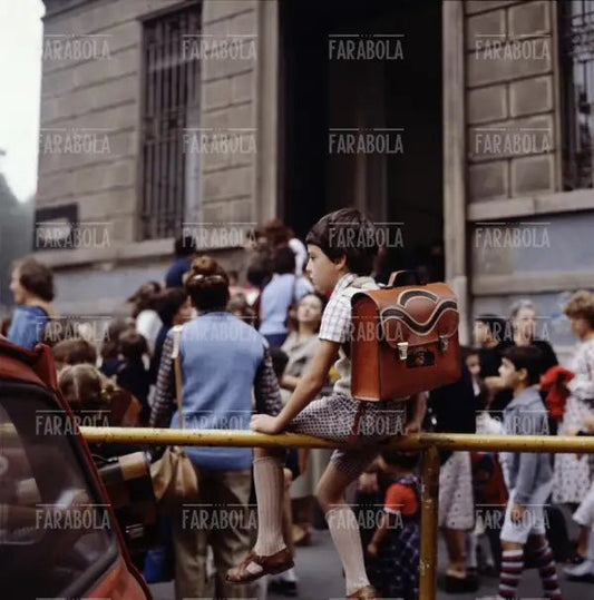 Primo giorno di scuola, Milano, anni 70 - Farabola Immagine digitale