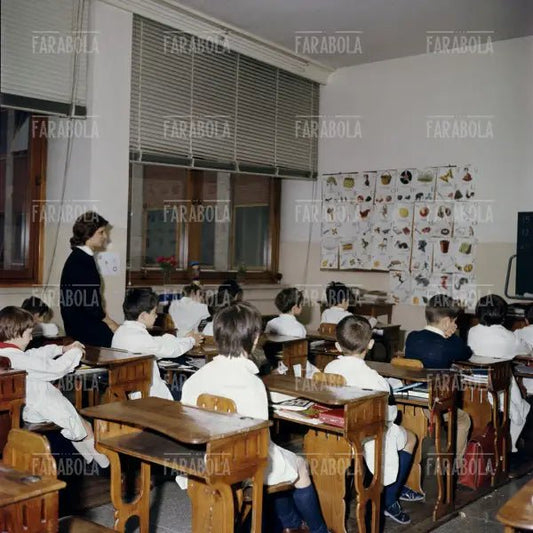 Primo giorno di scuola, Milano, anni 70 - Farabola Immagine digitale
