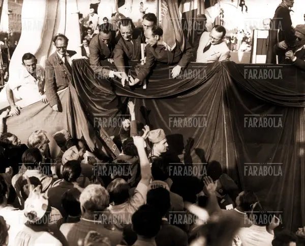 Primo incontro di Togliatti con i compagni dopo l'attentato, 1948 - Farabola Immagine digitale