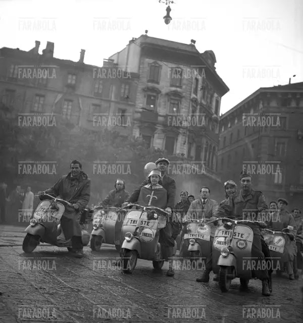 Primo raduno nazionale della Vespa, Milano, 1948 - Farabola Immagine digitale