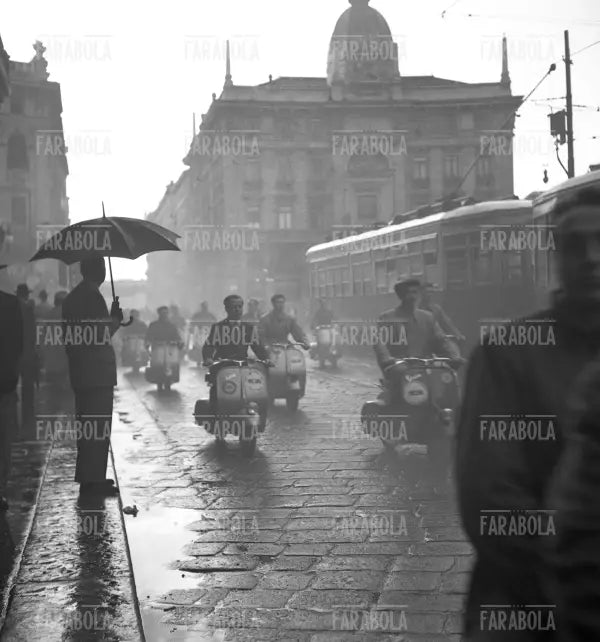 Primo raduno nazionale della Vespa, Milano, 1948 - Farabola Immagine digitale