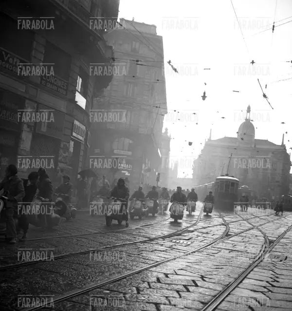 Primo raduno nazionale della Vespa, Milano, 1948 - Farabola Immagine digitale