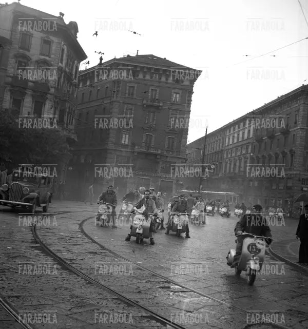 Primo raduno nazionale della Vespa, Milano, 1948 - Farabola Immagine digitale