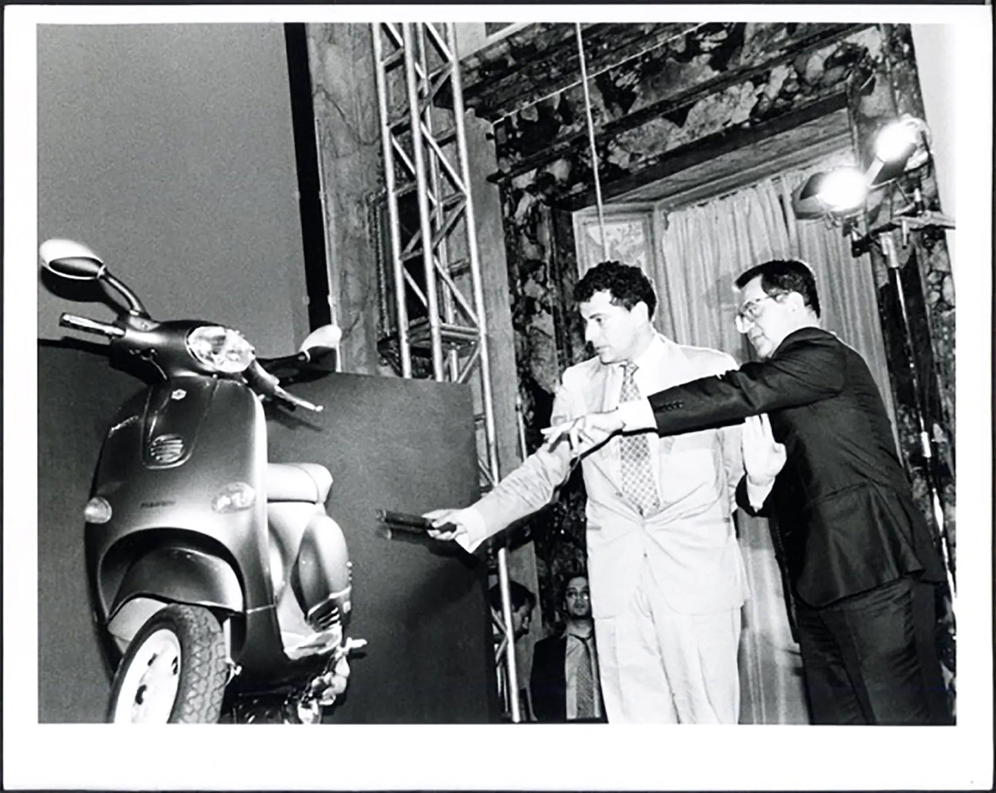 Prodi e Agnelli con una Vespa anni 90 Ft 38084 - Stampa 20x25 cm - Farabola Stampa ai sali d'argento