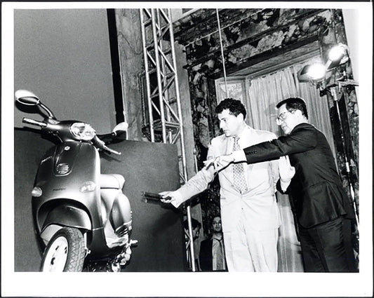Prodi e Agnelli con una Vespa anni 90 Ft 38084 - Stampa 20x25 cm - Farabola Stampa ai sali d'argento