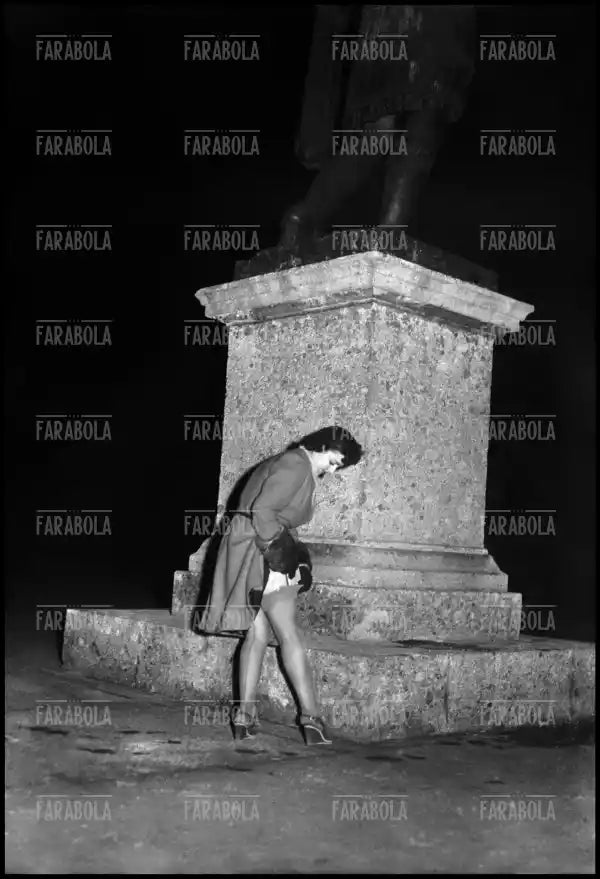 Prostituta davanti alla Basilica di San Lorenzo, Milano, 1946 - Farabola Immagine digitale